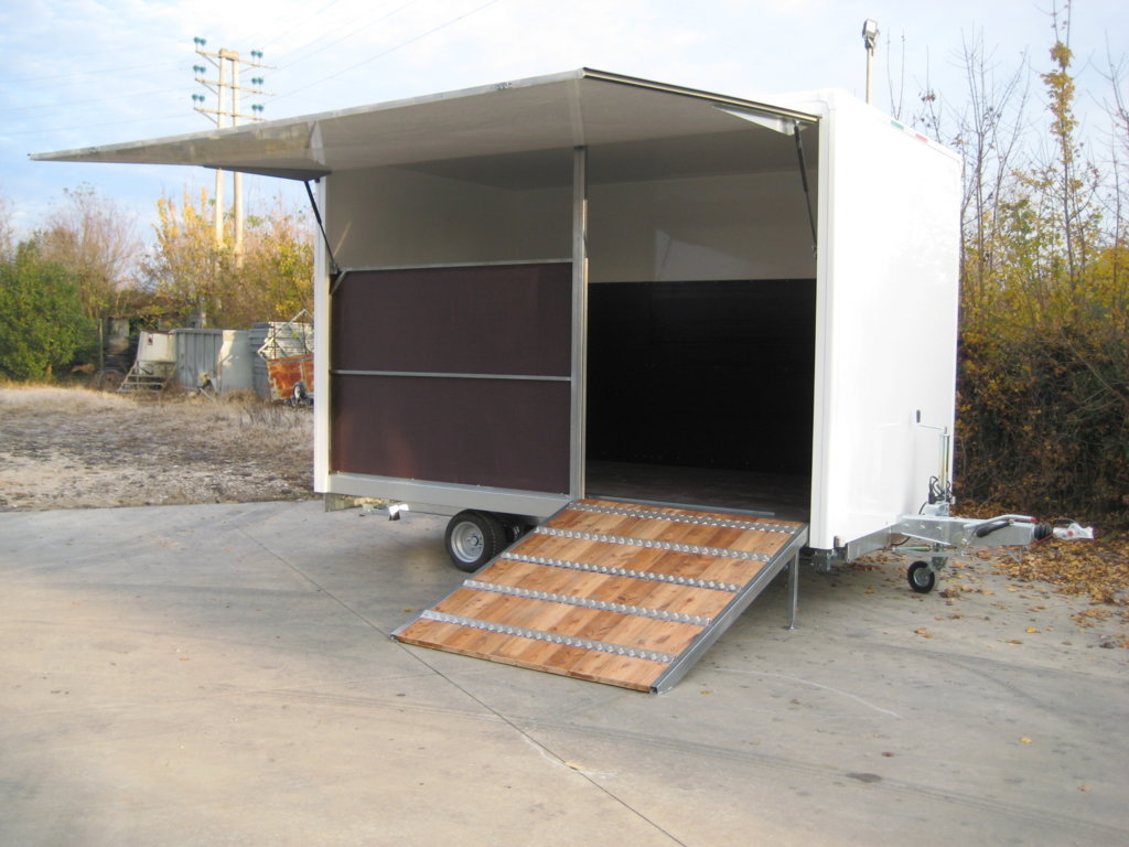 Rimorchi trasporto cavalli e van bertuola trailer srl for Box per cavalli usati in vendita